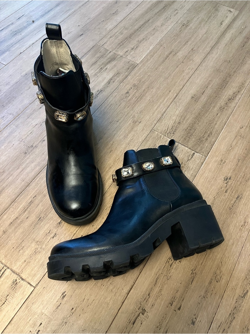 Steve Madden black platform jeweled strap side zip womenโs Chelsea boots 9.5